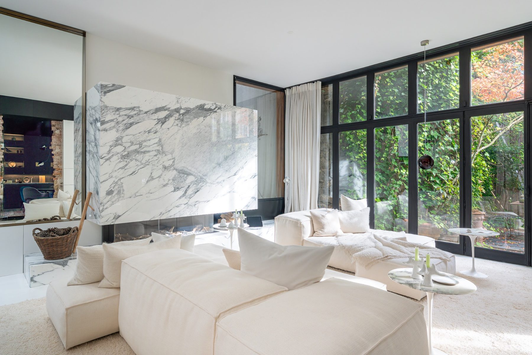 Salon contemporain ouvert sur jardin